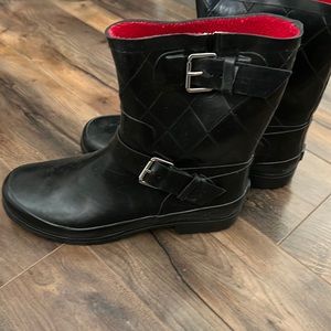 Speedy falcon black quilted rain boot